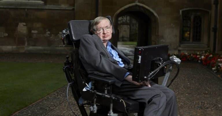 Stephen Hawking, científico: «Einstein se equivocaba cuando decía que Dios no juega a los dados con el universo»