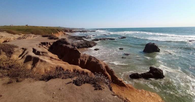 Tragedia en la costa: dos amigas se quedaron dormidas en la playa y fueron arrastradas por el mar