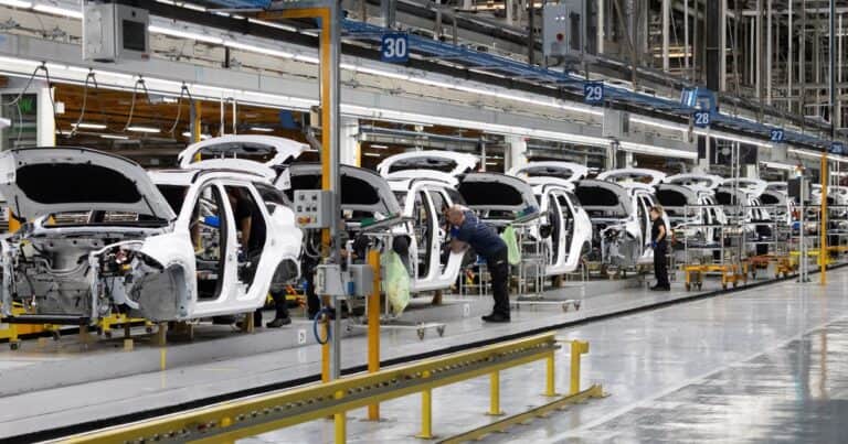 La Industria es el sector más golpeado por la caída del empleo en el ultimo año