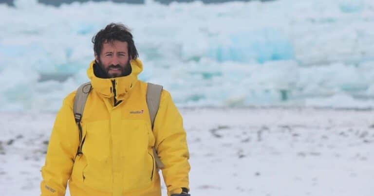 La vida bajo el hielo: Federico Bianchini retrata la experiencia antártica en un libro premiado