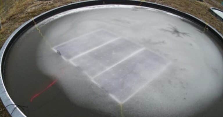 Instalaron paneles solares flotantes en el agua, el frío la congeló, y esto fue lo que ocurrió con la plataforma bajo la nieve