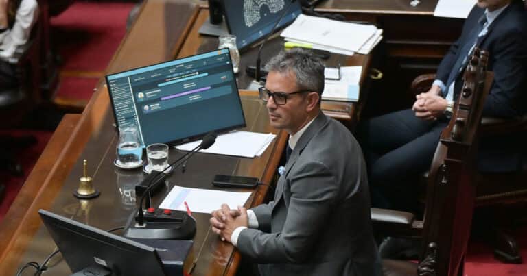 Diputados hoy, EN VIVO: el Gobierno busca aprobar el Súper RIGI y el acuerdo con los fondos buitre, mientras atrasa la avanzada opositora contra Adorni