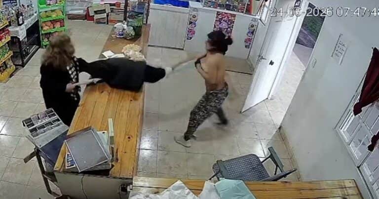 Robó en un almacén, forcejeó con la dueña y quedó desnuda: el insólito motivo de su regreso al local