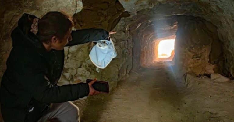 Arqueólogos descubren un misterioso e impresionante túnel antiguo abierto en la roca