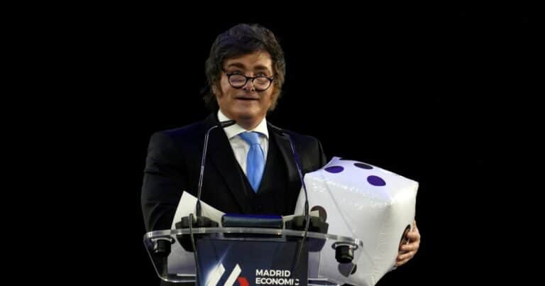 Mientras en su círculo buscan reparar los daños por el caso Adorni, Milei vuelve a España en una visita privada