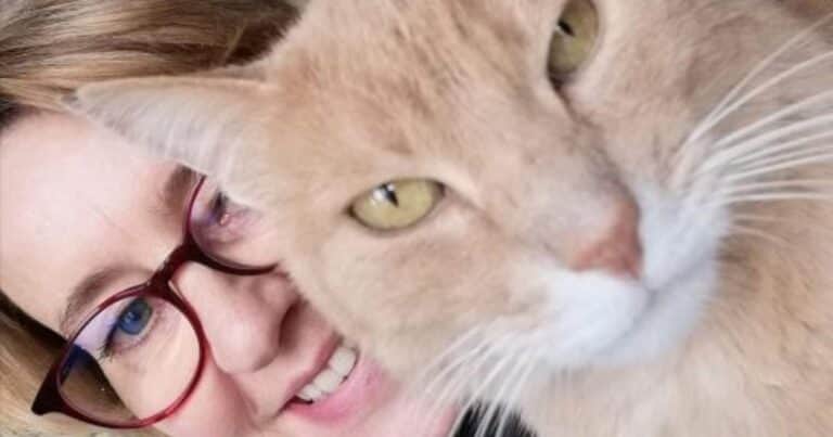 Agnès Dufau, farmacéutica veterinaria: “El mayor error con los gatos es pensar que son perros pequeños; al compararlos nos parecen distantes o fríos, pero es su naturaleza”