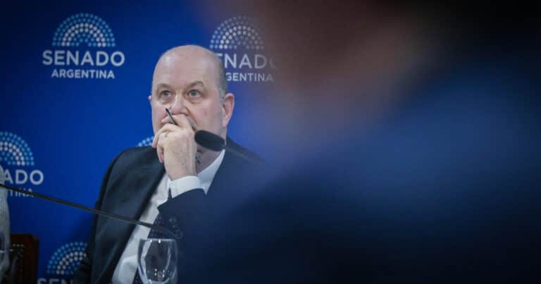 Sturzenegger pidió a las pymes que busquen fondeo en el mercado y vaticinó: «Ahorrar en dólares va a ser mal negocio»
