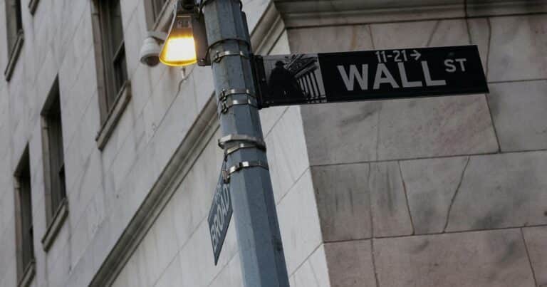 El dólar empezó el mes demandado y llegó a los $ 1.445, mientras el riesgo país cayó a 490 puntos