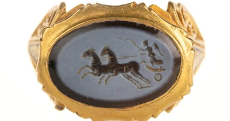 Durante una búsqueda de metales en un campo, descubren un raro objeto de oro de más de 1700 años que tiene un grabado de una diosa
