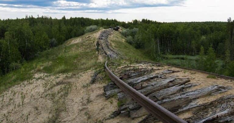 Locomotoras abandonadas y vías perdidas: el deshielo resucita el tren más polémico de Stalin