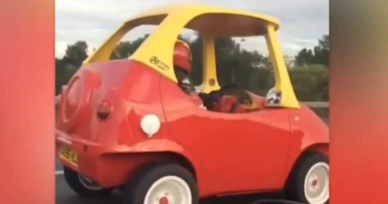 Filmaron a un hombre conduciendo un «coche de juguete» en una autopista
