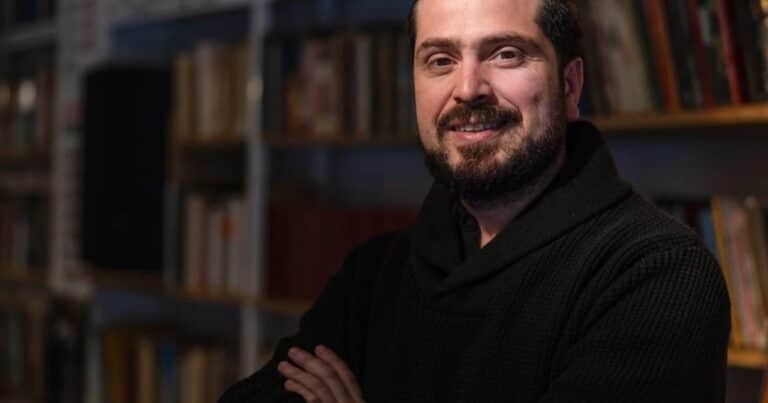 Andrés Montero: “Seguimos contando cuentos para alejar a las fieras”