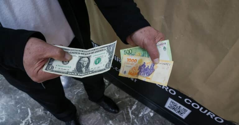 El dólar oficial subió $30 en las primeras tres ruedas de junio y llegó a $1.460, el valor más alto en los últimos cuatro meses