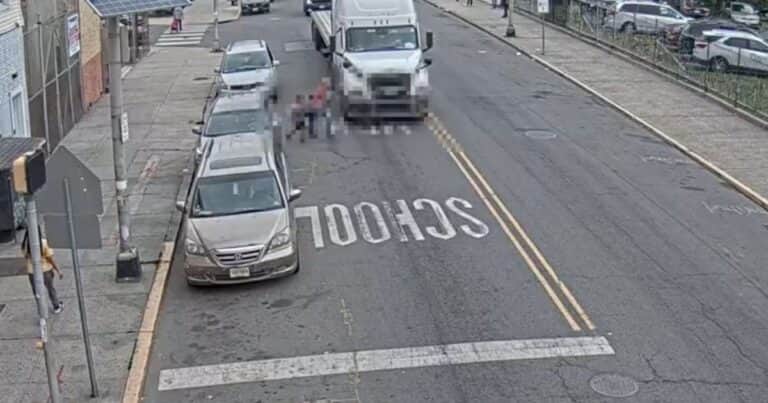 Una mujer y dos niños quedaron atrapados debajo de un camión: el impactante video del accidente