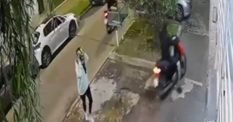 Una mujer utilizó un dispositivo de descargas eléctricas para evitar el robo de su moto: «Supongo que les habrá dolido»