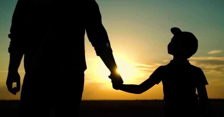 “Adoptar nos ha hecho muy felices, merece mucho la pena el esfuerzo y el sacrificio”: cómo es formar una familia adoptiva en España