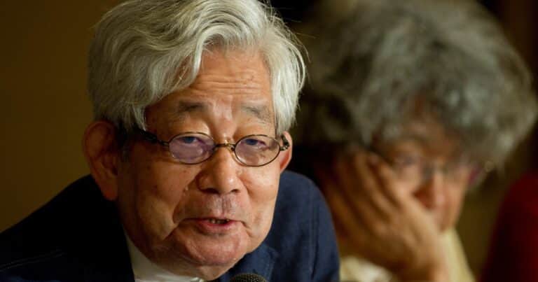 Kenzaburō Ōe, escritor japonés: «La dignidad nace de aceptar nuestras contradicciones»