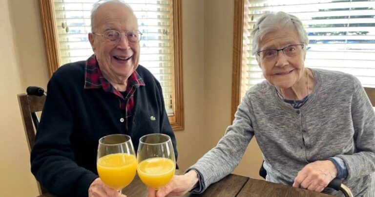Se enamoraron cuando eran adolescentes, tienen 99 años y celebran su 80° aniversario de bodas: «Nos preguntan el secreto de la longevidad de nuestro amor, pero la respuesta es bastante sencilla»