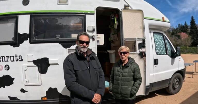 Fernando y Ana, jubilados, viven en una autocaravana: «Tenemos agua caliente, calefacción, heladera, cocina y la libertad de tener un jardín diferente todos los días»