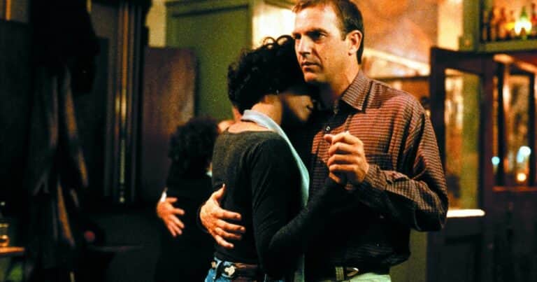 Una mujer creyó que hablaba con el actor Kevin Costner y la estafaron por más de tres millones y medio de pesos