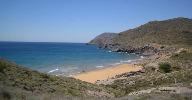 Una pareja irlandesa jubilada se muda a la Costa Cálida de España: «Aquí nuestra pensión rinde el doble»