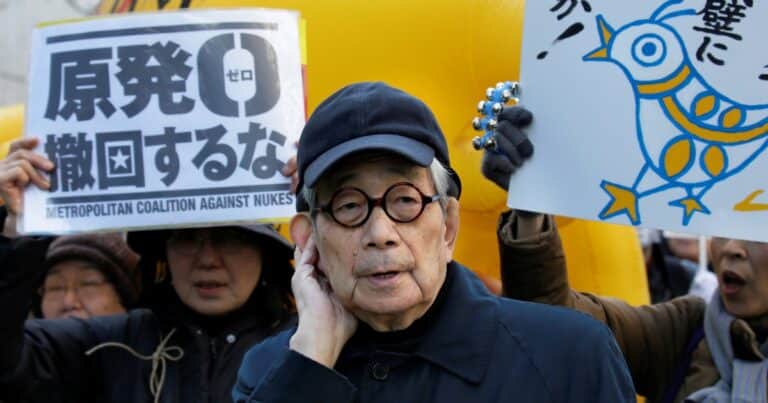 Kenzaburō Ōe, escritor japonés: «Incluso en la desesperación existe la posibilidad de comenzar de nuevo»