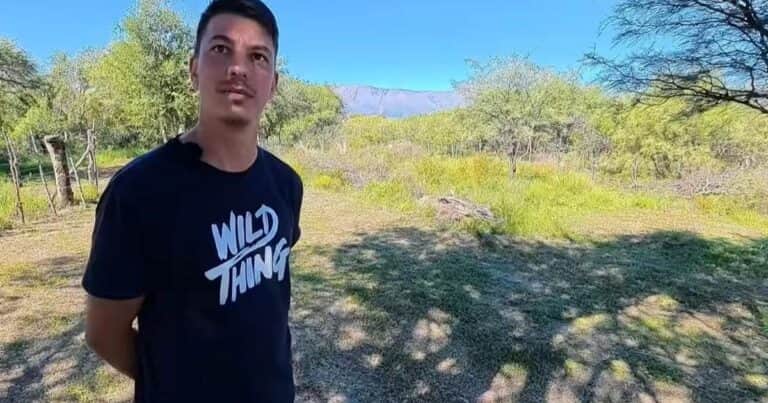 Mauricio, 37 años, renunció a una vida cómoda para construir una casa de madera, paja y barro en el monte: «En la ciudad vivimos tan acelerados que dejamos de lado disfrutar»
