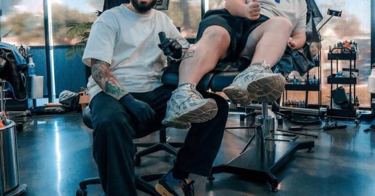 Quién es Joaquín Ganga, el tatuador de Cucurella que también ha tatuado a Carlos Alcaraz y LeBron James