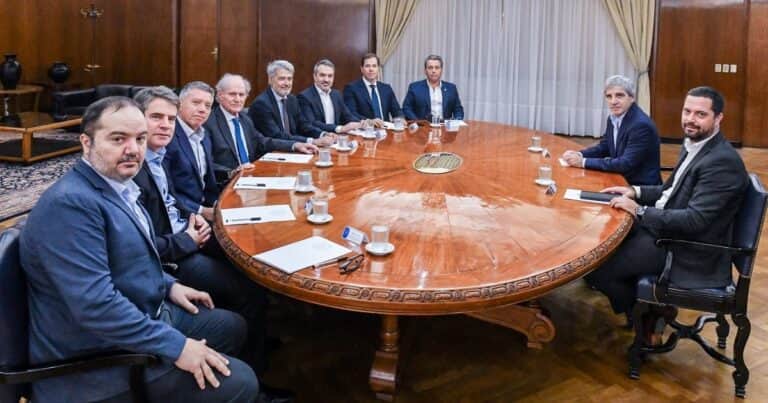Con la mira en la desinflación, Caputo escucha a empresarios de supermercados por las paritarias