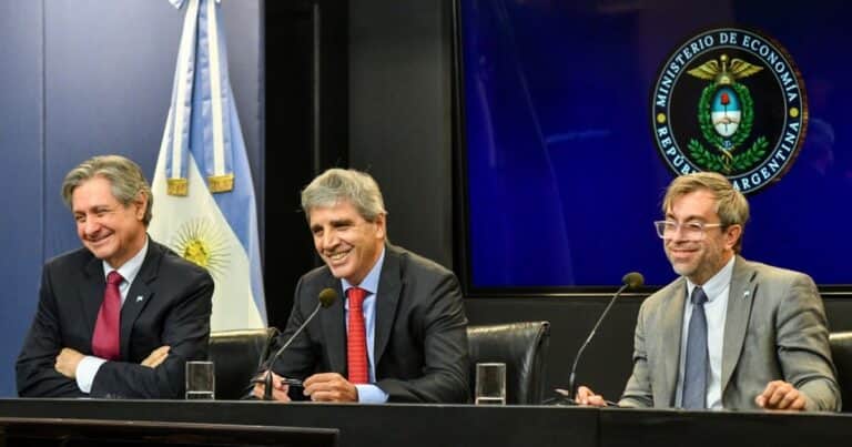Luego del pago a los bonistas, la deuda argentina sube y el riesgo país se acerca a los 400 puntos