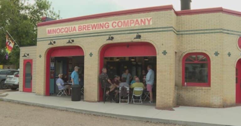 Le quitarán la licencia a un bar en EE.UU. que prometía cerveza gratis el día que muriera Trump