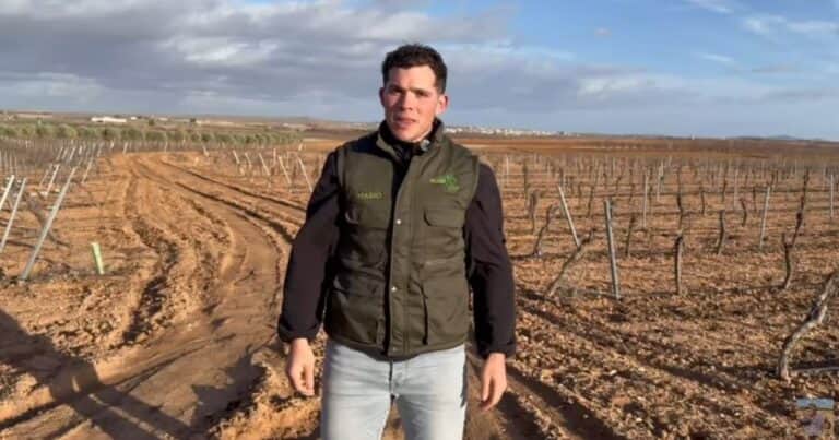 Mario, agricultor de 23 años: “Gano 70 euros al día, pero no encuentro jóvenes españoles que quieran trabajar en el campo”