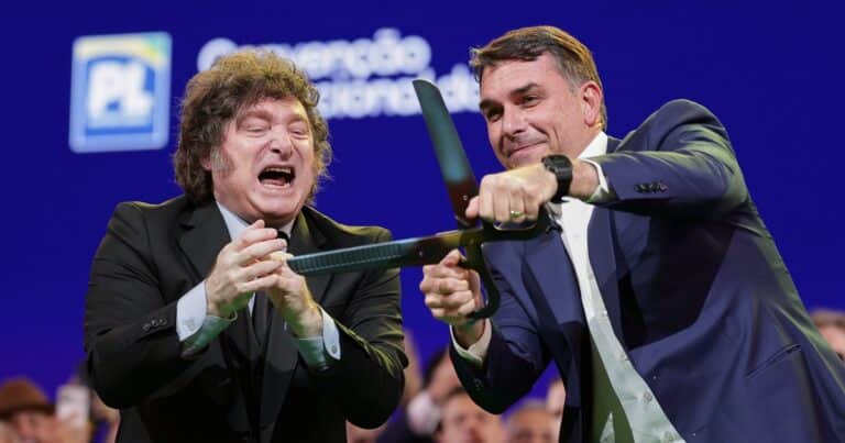 Milei participó del lanzamiento de Flávio Bolsonaro como candidato presidencial en Brasil y llamó «ladrón», «presidiario» y «basura socialista» a Lula