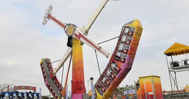 Una mujer salió volando de un juego en un parque de diversiones, cayó de 4 metros de altura y quedó tirada en el piso