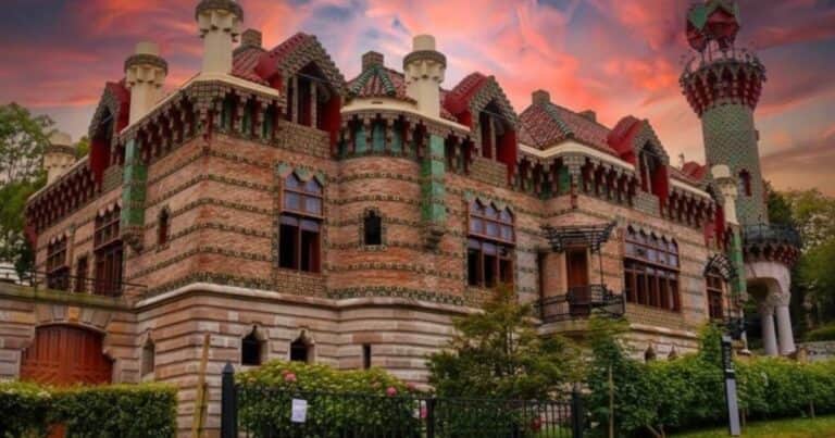 Antes de la Sagrada Familia, la joya de Antoni Gaudí fue El Capricho