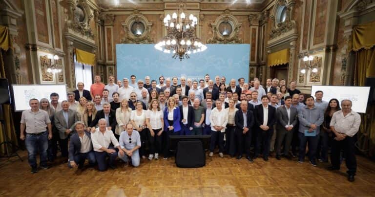 Los intendentes del PJ presionan para desdoblar, pero Kicillof aún no da señales