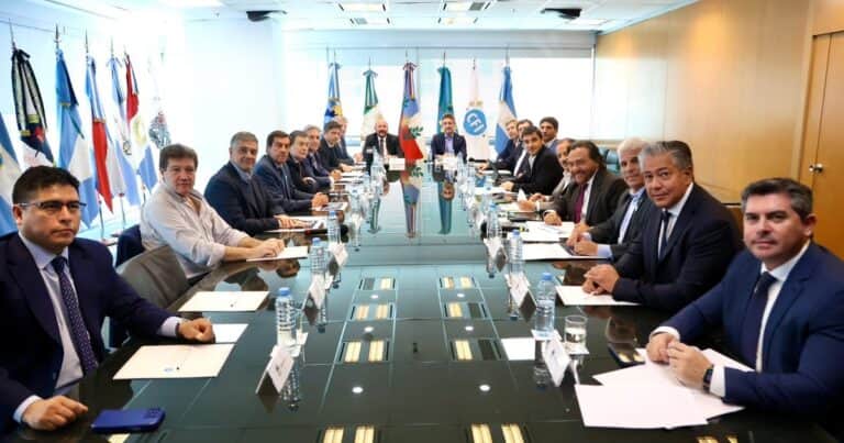 Las provincias aflojaron el ajuste y subieron el gasto público: seis gobernadores arrancaron el año con déficit