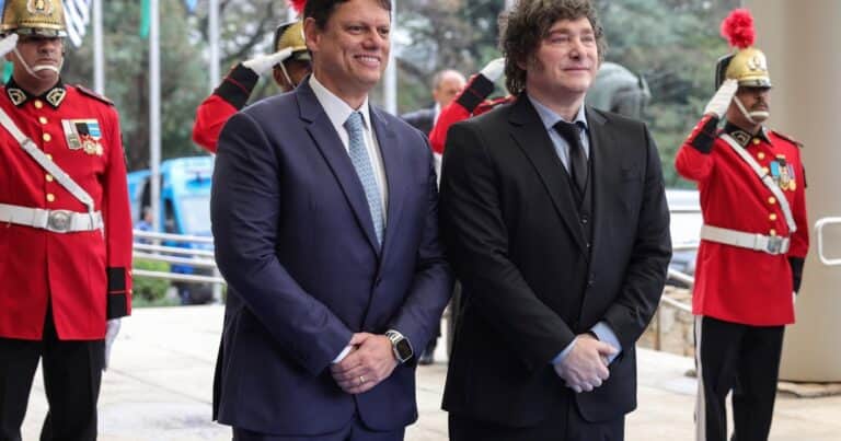 «Quiere ser el líder de la derecha pero no es el que realmente manda», el análisis de The Guardian sobre el viaje de Milei para reunirse con Bolsonaro