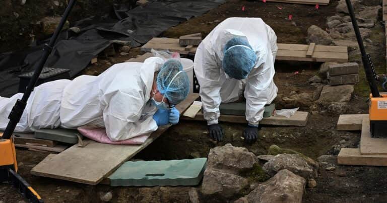 Macabro hallazgo: encuentran los restos de 22 bebés durante una excavación en un antiguo hogar materno