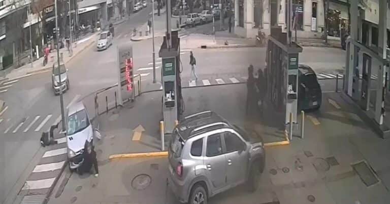 Chocó, atropelló a dos peatones y quedó detenida por manejar con una supuesta licencia falsa: el video que registró el momento del accidente