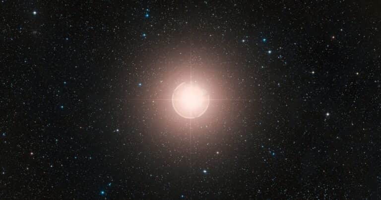 Descubren que una famosa estrella del cielo nocturno no está sola, tiene una compañera
