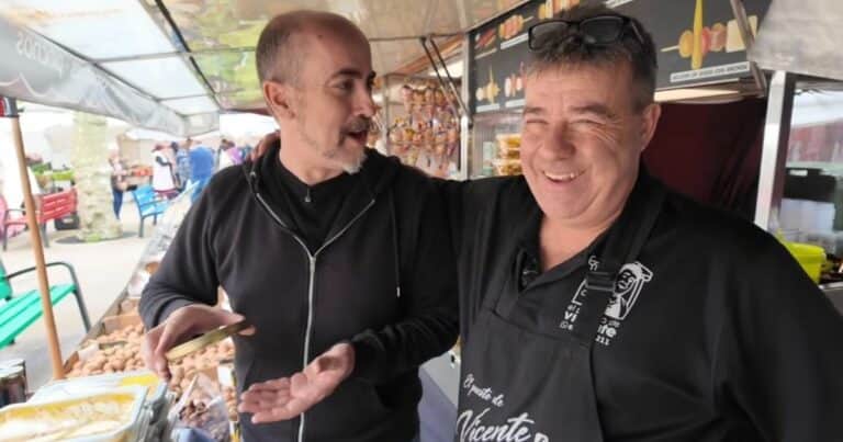Vicente, vendedor ambulante: «Cuando le estoy poniendo el producto en la bolsa al cliente, le digo que todavía entra un poco más»