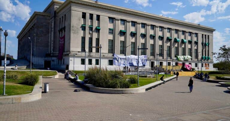 Javier Milei y sus medidas, EN VIVO: tras la ola de críticas a la Argentina, el Gobierno ratificó que las universidades le pueden cobrar a los extranjeros