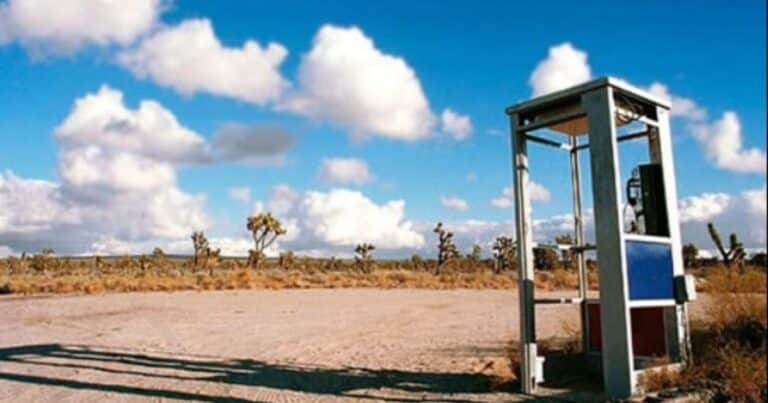La fabulosa historia de la cabina de teléfono más solitaria y famosa del mundo