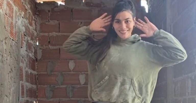 Johanna Muñoz, la mamá albañila de Argentina que construye, ladrillo por ladrillo, el sueño de su hija: «Termina el día y veo que es algo que creé con mis propias manos»