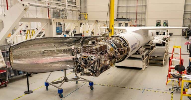 La NASA lanza una peligrosa misión para recuperar un telescopio que se usa para estudiar las explosiones más potentes del universo