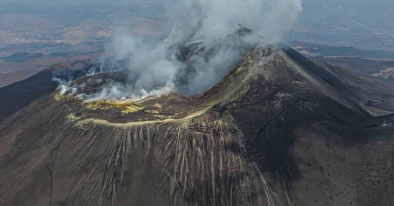 El volcán Etna vuelve a entrar en erupción: cancelan más de 130 vuelos y crece la incertidumbre entre los viajeros
