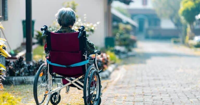“Muchas familias no pueden pagar una residencia, y cuidar a los mayores en casa aporta cercanía, pero puede convertirse en una carga”: la dificultad de elegir los cuidados para una persona dependiente