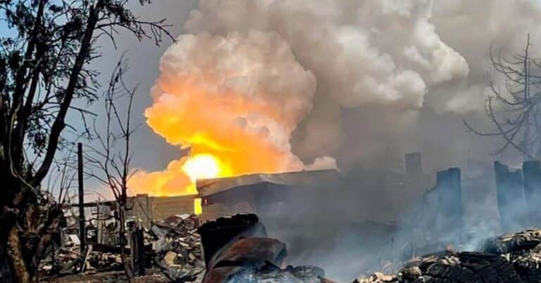 Una explosión desató un enorme incendio: 20 bomberos fueron hospitalizados y hubo vehículos destruidos