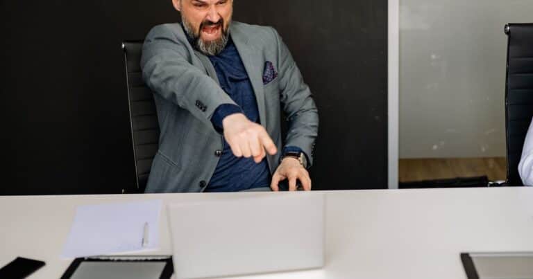 ¿Cómo lidiar con un jefe narcisista?